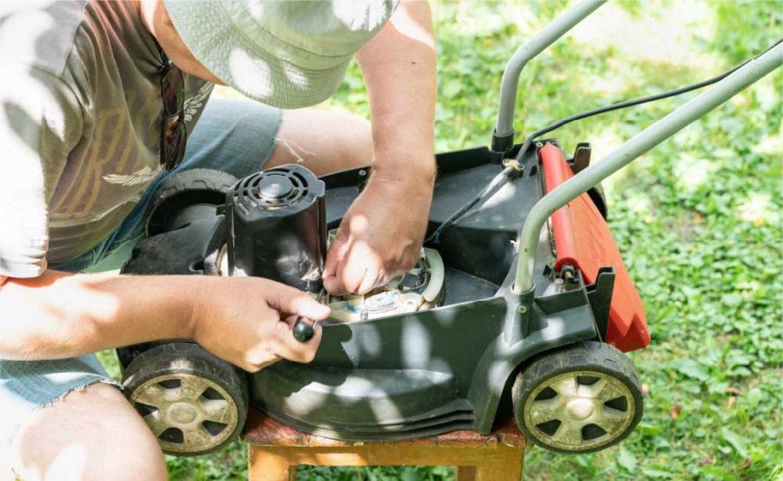 ¿Por qué se dañan las bandas de los tractores y cortadoras de césped?